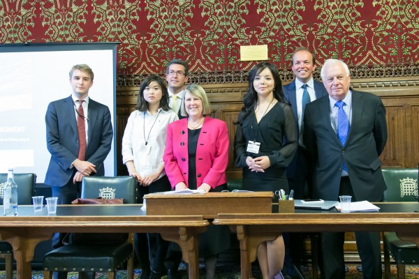 6月28日，英国保守党人权委员会，在英国国会大厦内举行中国人权报告的发布会。从右至左，前香港总督彭定康男爵、大卫•伯罗斯议员（David Burrowes MP）、加拿大世界小姐林耶凡、英国保守党人权委员会主席菲奥娜•布鲁斯议员（Fiona Bruce MP）、副主席本尼迪克特•罗杰斯议员（Benedict Rogers MP）、香港书商桂民海的女儿安吉拉•桂（Angela Gui）、保守党人权委员会工作人员。（罗元/大纪元）