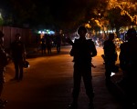 伊斯蘭激進分子當地時間週五晚對孟加拉首都達卡使舘區1家西式風格餐廳發動襲擊，劫持數十人，並砍殺包括外國人在内的20人。（AFP PHOTO / STR）