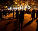 週五（7月1日）晚上約9點20分，孟加拉首都達卡一家咖啡館發生劫持事件。造成20名外國人質被殺。圖為數百名軍方部隊人員參與營救人質行動。（AFP PHOTO / STR）