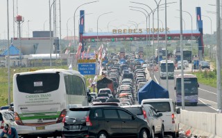 印尼公路塞车3天出人命 12人丧生车阵