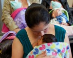不怕早產狀況差 鐵漢爸學當袋鼠救女兒