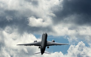 “垂直起飞” 波音787客机高空秀特技
