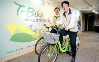 臺南市長賴清德（前）、交通局長張政源騎上T-Bike亮相。（臺南市府提供）