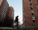 房租不斷上漲的情況下，紐約的穩租公寓更顯得供不應求，圖為曼哈頓的一處穩租公寓。 (Chris Hondros/Getty Images)