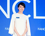 梁咏琪女儿幼儿园毕业 与同学郊游显优越身高