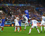 法國隊博格巴高高躍起將球頂進冰島隊的大門。(Clive Rose/Getty Image)