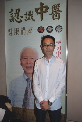 本次講座的贊助商之一Hovid Bhd的代表陳俍龍表示,胡乃文醫師所講到的穴位按摩對他很有幫助。(張建浩/大紀元)