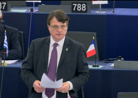 英国的议员杰拉德‧巴登(Gerard Batten)在发言时强调:“中共政府迫害屠杀上百万无辜民众,我们怎能熟视无睹,与中国商讨战略合作?” (李孜/大纪元)