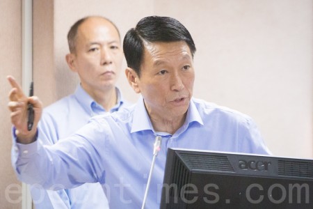 國防部副部長李喜明（右）4日表示，兩個月內將對陸海空設置飛彈單位的人員教育訓練、標準作業程序等澈底檢討。左為海軍參謀長梅家樹。（陳柏州／大紀元）