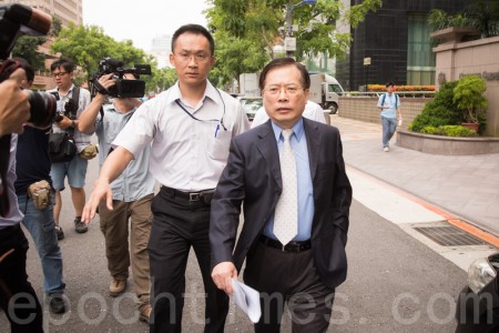 劳动部长郭芳煜（右）21日与民进党团密室协商后，不发一语快步从立法院后门离开。（陈柏州／大纪元）