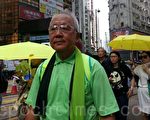 前港區人大朱幼麟也有出席今年的七一遊行，他強調一定要追究梁振英「行李門」濫權事件。又認為為了香港有一個新的開始，梁振英必須下台。（林怡／大紀元）