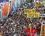 今年香港七一大游行以“决战689（梁振英）”为主题，在酷热天气下，仍有11万人上街要求梁振英下台。（潘在殊/大纪元）
