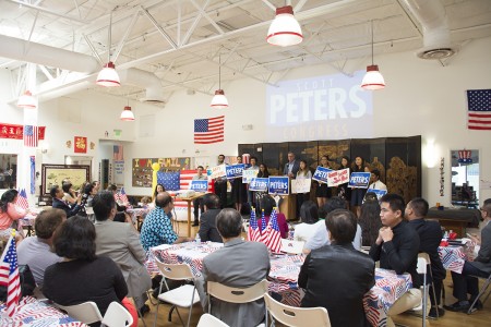 圣地亚哥亚太裔社区在圣地亚哥华人服务中心为竞选连任的联邦第52选区国会议员斯科特•皮特斯（Scott Peters）举行造势活动。