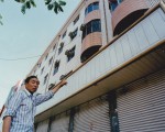 大陆冤民张清淼手指的这栋办公大楼，原本是张清淼的个人财产，22年前却被河南省许昌市中级法院枉法判决，变成冤案。（张清淼提供）
