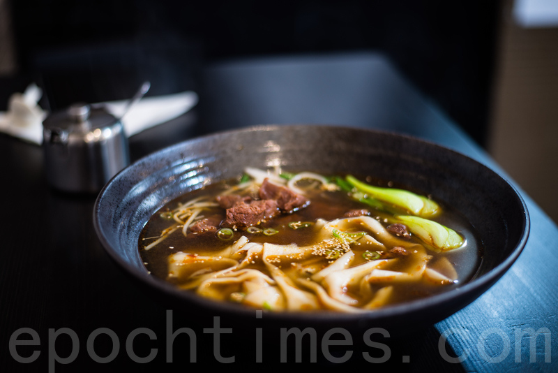 紅燒牛肉褲帶麵。(林文責/大紀元)