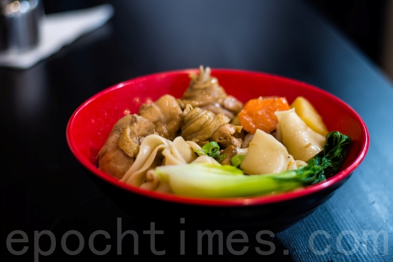 黃燜雞拌褲帶麵。(林文責/大紀元)