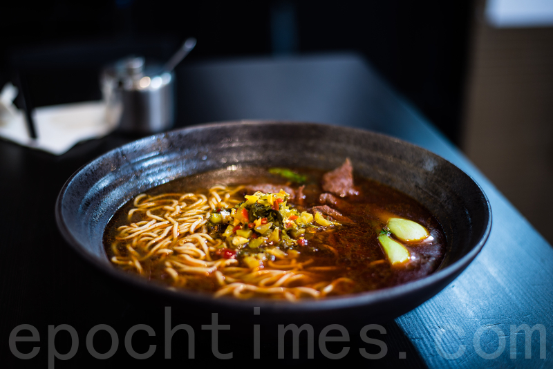 酸菜牛肉細麵。(林文責/大紀元)