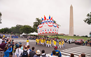 美国庆大游行展现自由与多元文化 华人感动
