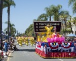 图：7月4日，加州圣地亚哥法轮功学员连续第12年参加当地最大的科罗纳多岛美国独立日国庆游行。腰鼓队金黄色的服装和明亮的鼓声，以及亮丽的花车和宁静的法轮功功法演示，在100多个游行队伍中显得特别亮眼。（杨婕／大纪元）