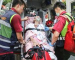 台湾新北市新店区中正路1家位于8楼的安养中心，7月6日上午7时传出火警，警消虽在40分钟内扑灭火势，但老人多无法自力逃生，在警消全力抢救下，多名老人送医。（中央社）
