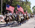 2016年7月4日，加州圣地亚哥南郡美丽富绕的科罗纳多市（Coronado）举行第68届独立日国庆游行，100多个队伍参加。图为游行打头阵的骑警。（宋希／大纪元）