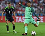 2016年欧洲杯第一场半决赛7月6日在里昂球场展开争夺，葡萄牙队以2球轻取威尔士。图为葡萄牙队的C罗（右）准备射门。(PHILIPPE DESMAZES/AFP)
