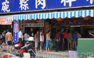 未依規定放颱風假的店家，逆勢操作反而開門做生意，颱風天生意旺。（李怡欣／大紀元）