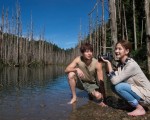 安心亞（右）、張軒睿日前跟著劇組爬七小時至水漾森林取景，兩人被山上美景所吸引，直呼太美了。（台視、三立提供）