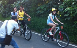 節目《旅行應援團》全新改版首播，圖為來賓潘若迪（左）載著邵庭。（衛視中文台提供）