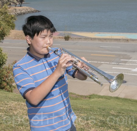 一個少年小號手的徵簽期盼 一個少年小號手的徵簽期盼