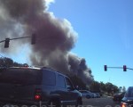 舊金山東灣紐瓦克塑料回收廠發生大火，濃煙滾滾，整個東灣都可以看到。（讀者提供）