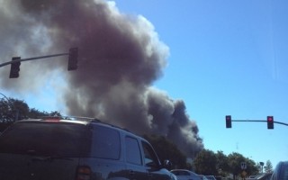 舊金山東灣紐瓦克塑料回收廠發生大火，濃煙滾滾，整個東灣都可以看到。（讀者提供）