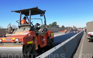 一份新报告揭示，西澳有一半的公路在超龄服务。图为珀斯在修公路。（高敏/大纪元）