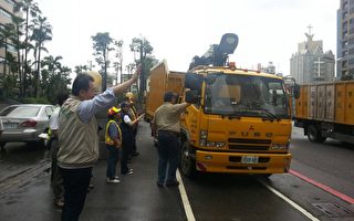 高市10日派员前往台东协助灾复，高市副市长许立明(左)向出发车队挥手致意。（高市府提供）