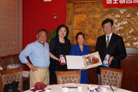图:休士顿台联会副会长赖李迎霞(右2)和夫婿赖清阳(左1)律师向即将荣调回国的台北办事处齐永强副处长伉俪(右1、左2)赠送照片影集留念。(易永琦/大纪元)