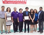 图：（左起）获奖学生Andy Liu的父母，宏武协会会长吴而立，罗茜丽，获奖学生Darren Raposas和家人。（大纪元图片）