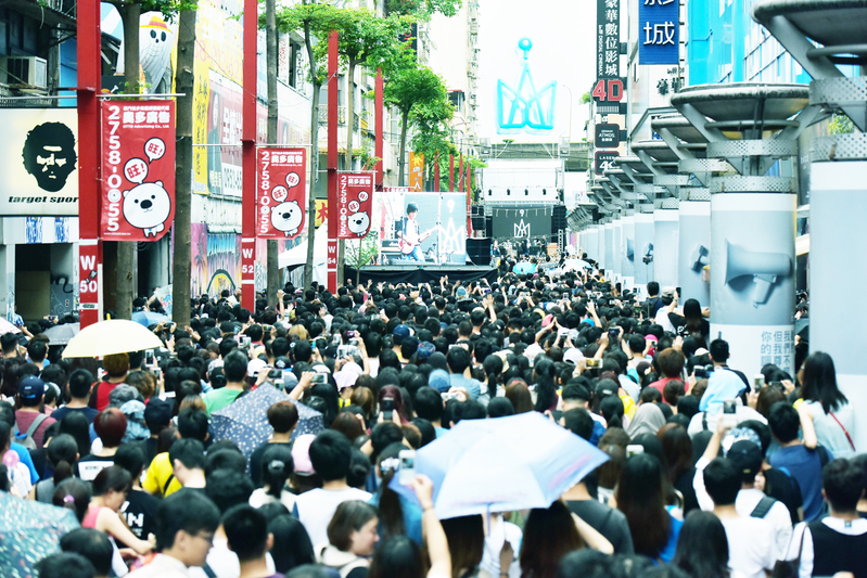 五月天《作品9號》發片首唱會擠爆西門町電影街。(相信音樂提供)