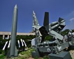 2016年7月19日，朝鲜朝日本海发射3枚据信为飞毛腿导弹的弹道导弹，韩国与日本警戒。图为在首尔抗美援朝纪念馆展示的朝鲜飞毛腿B型导弹（左）和韩国耐克导弹的复制品。(JUNG YEON-JE/AFP/Getty Images)