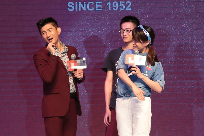 吳奇隆(左)在上海國際時尚中心都會出席活動畫面。(CROWN皇冠提供)