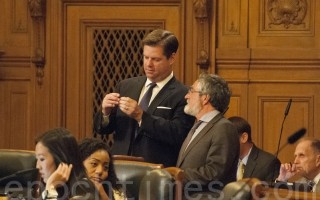 7月19日，在旧金山市议会上市议员法瑞尔（Mark Farrell，左立者）和佩斯金（Aaron Peskin）在交谈。（周凤临／大纪元）