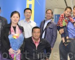 7月19日，刘晓冬（左2）母子在“公民力量”创办人杨建利博士（左1）的陪同下，抵达旧金山国际机。（梁博／大纪元）