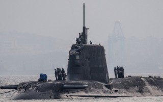 英核潛艦和貨船相撞 停泊直布羅陀檢查