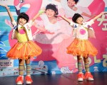 “双胞胎”团体“左左右右”24日下午2点在京华城4F香榭方场举办签唱会。（丰华提供）