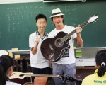 黄品源（右）回到故乡台中的清泉国中捐赠吉他。（大大国际娱乐提供）