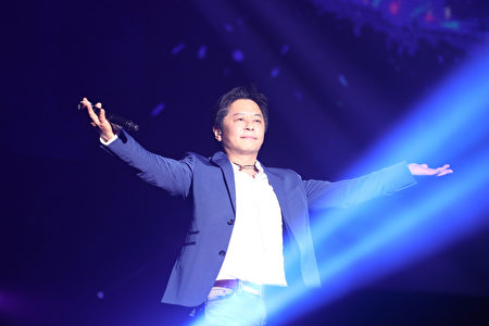 王傑睽違台灣樂壇12年，2016年在《超犀利趴7》經典重現。（相信音樂提供）