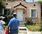 來自大陸的范先生在洛杉磯阿罕布拉市（Alhambra）購買了一套有兩個單元的房產，過戶時卻被陌生人侵佔。獨立日長週末之後，占屋者終於搬離。（劉菲／大紀元）