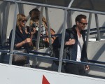 美国歌星泰勒‧斯威夫特（Taylor Swift）陪新男友Tom Hiddleston飞抵悉尼。（澳新社）