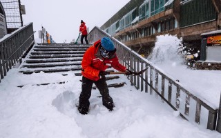 悉尼冷冬寒风习习 雪山降雪70厘米喜迎滑雪客