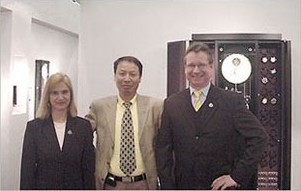 嘉大木業駱啟東與Erwin Sattler的女兒Stephanie Sattler女士(左)、設計師Richard Müller(右)合影。(嘉大木業有限公司提供)
