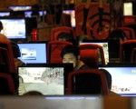 北京一名人氣博主因為一則諷刺文章，微信帳號遭無預警關閉，事業由雲端跌落谷底。圖為大陸網民。(LIU JIN/AFP/Getty Images)
